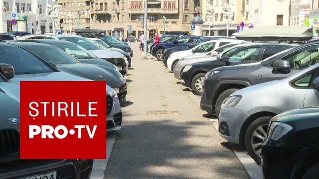 Mașini albe și gri parcate pe stradă în România