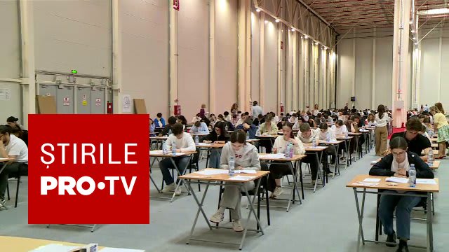 Tineri candidați susținând examenul de admitere la medicină