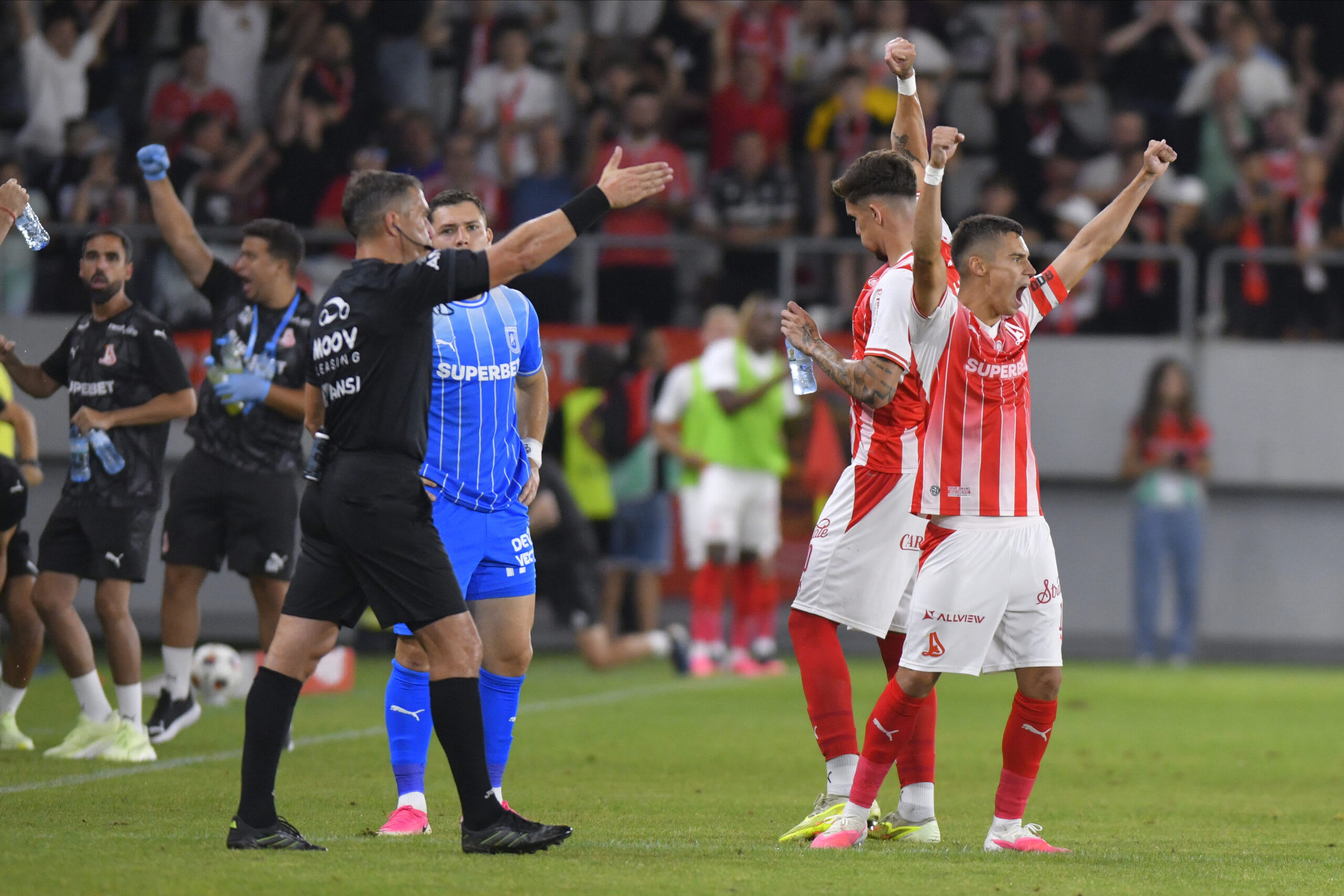 Arbitru Kovacs verificând faza la monitor în meciul Dinamo - Craiova