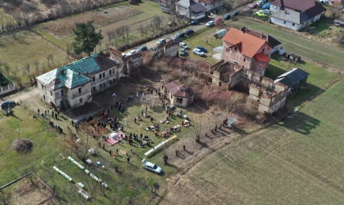 Satul Boinești din județul Satu Mare, peisaj colinar cu biserică veche