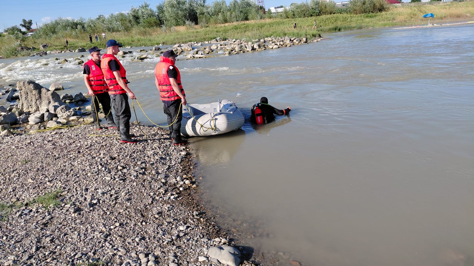 Salvatori în acțiune pe malul râului Moldova, intervenție pentru copii