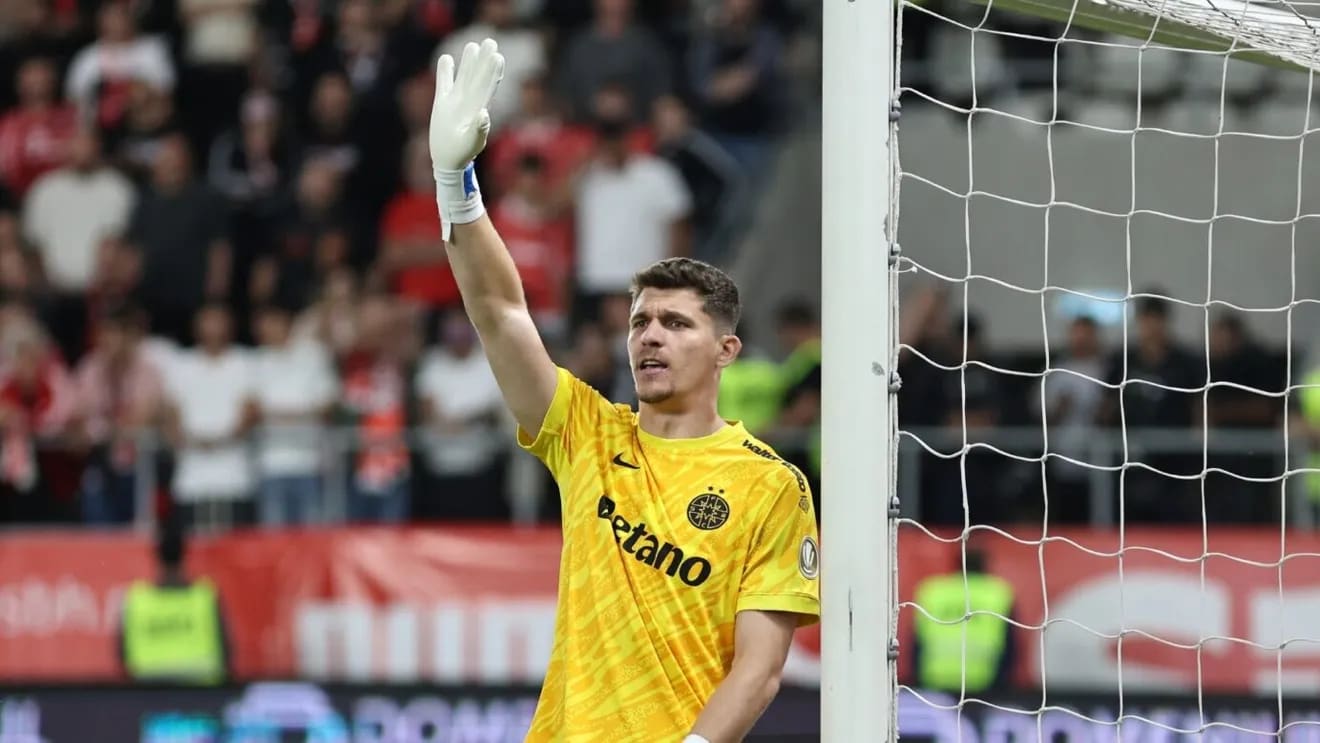 Portar FCSB în meci pe teren de fotbal, acțiune de joc