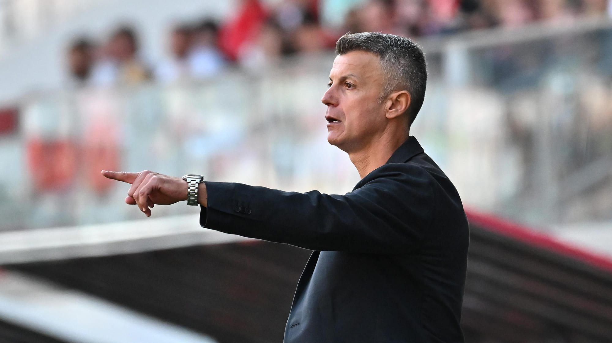 Antrenorul Ovidiu Burcă explicând tactica la pauza meciului