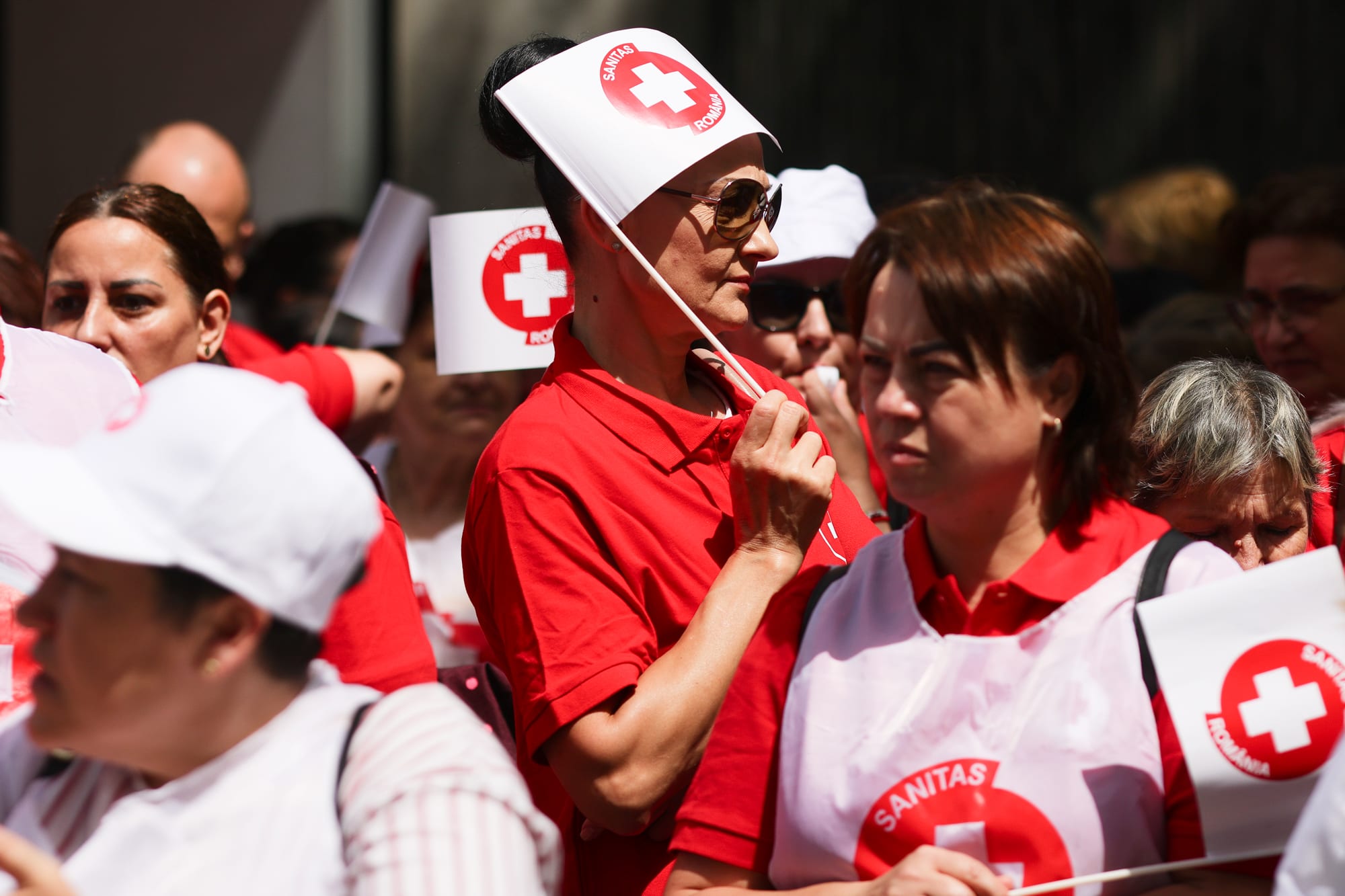 Personal medical protestând în fața unui spital din România