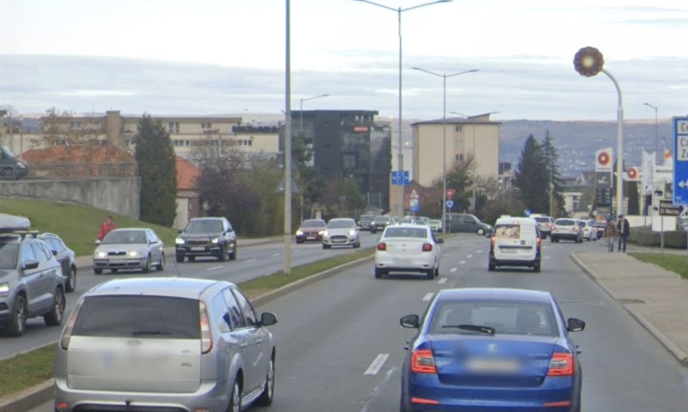 Gură de canal scufundată și gropi pe strada Calea Turzii din Cluj-Napoca