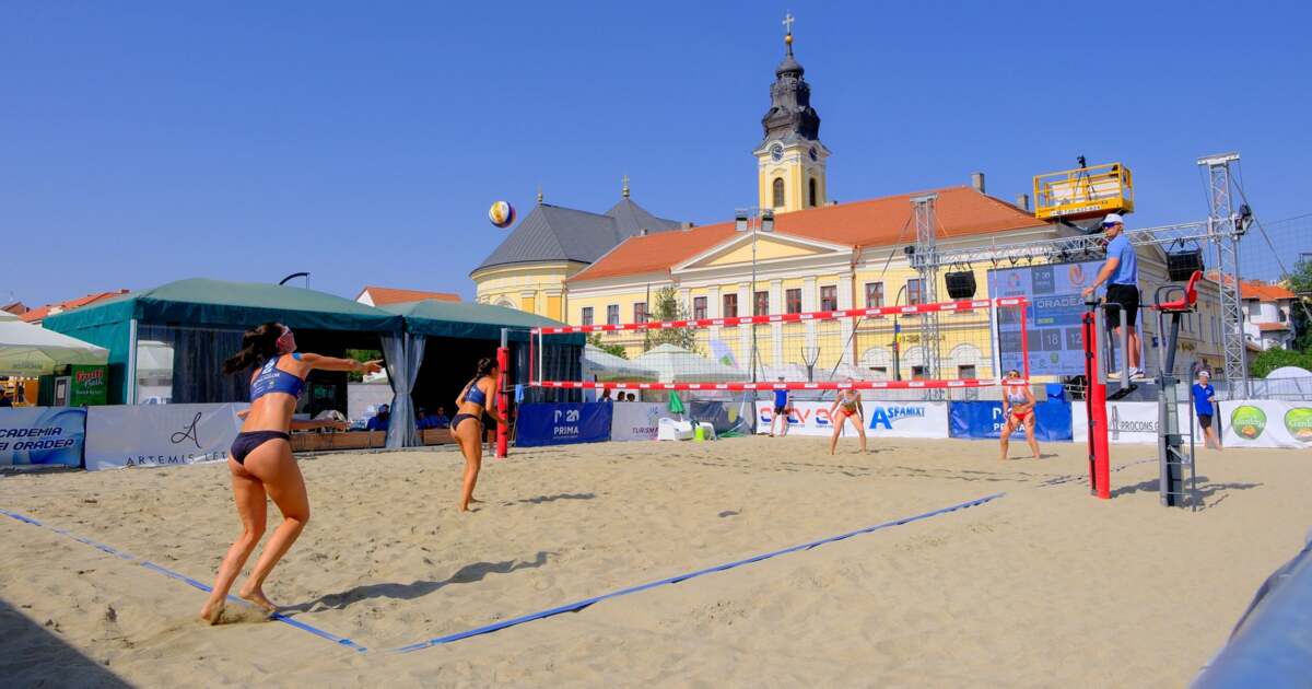 Jucători de volei pe plajă în acțiune, arena din Piața Unirii, Oradea