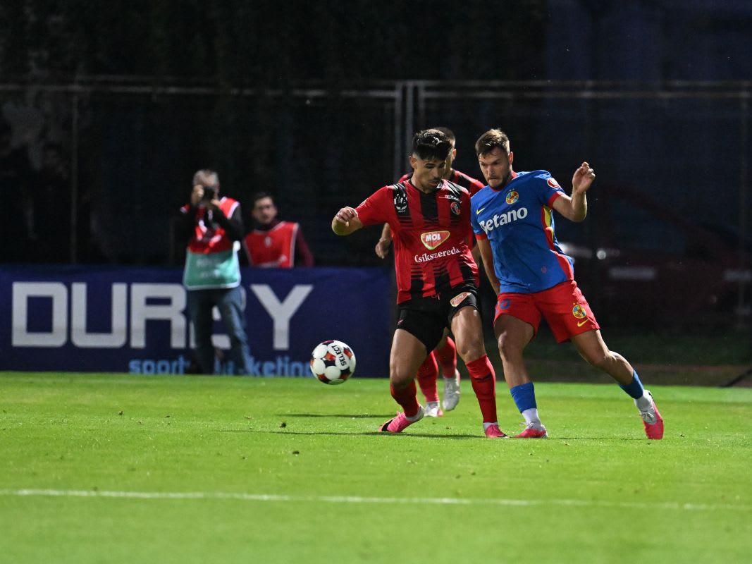 Anderson Ceara în duel cu Dennis Politic în meciul Csikszereda - FCSB