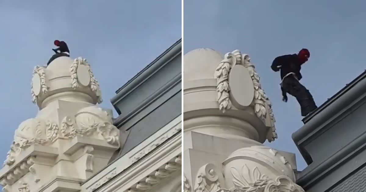 Bărbat mascat pe cupola Cazinoului din Constanța