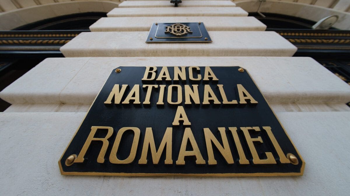 Specialiști în securitate cibernetică și numerar în context financiar