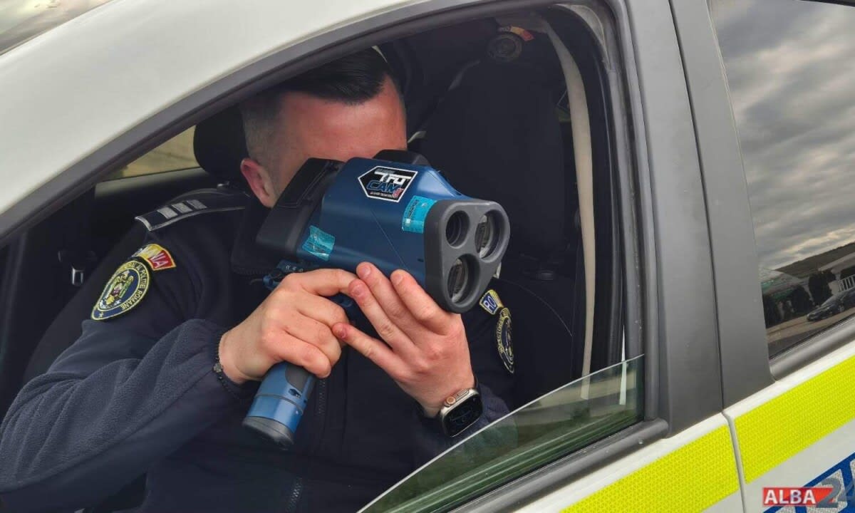Polițiști rutieri cu radar în trafic în Alba