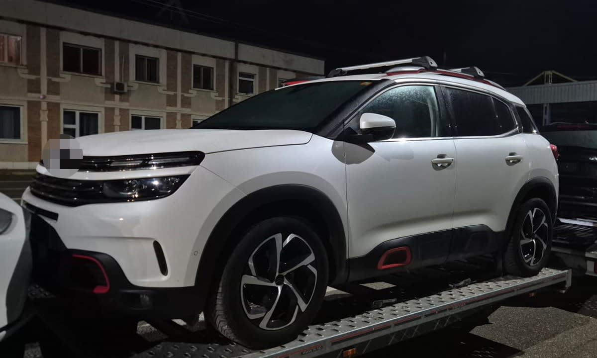 Autoturism furat descoperit la frontieră, polițiști de frontieră în acțiune