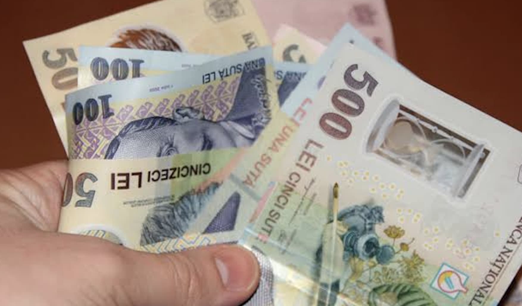 Bancnote și grafice financiare pe fundal de bancă din România