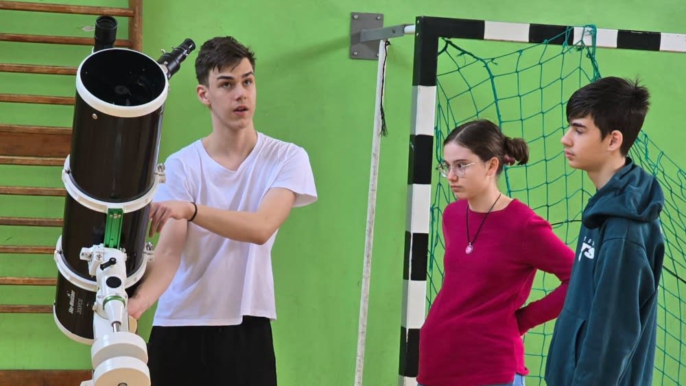 Elev băcăuan Alexandru-Ioan Jicu în timpul unei activități de astronomie