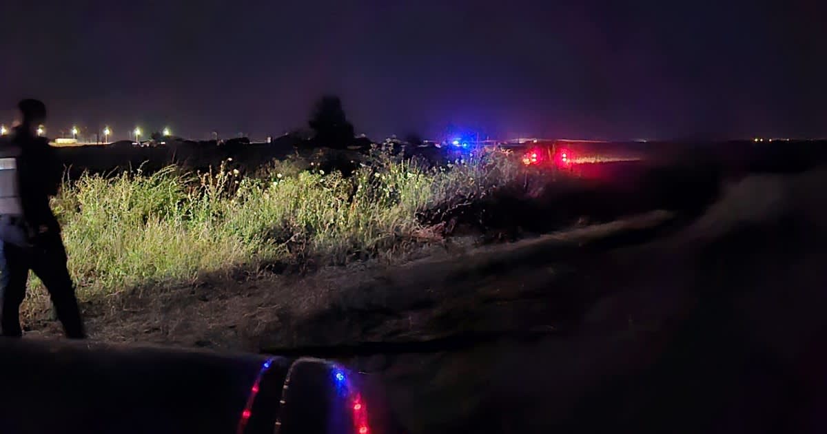 Echipaje de pompieri verificând terenul în zona Buzău