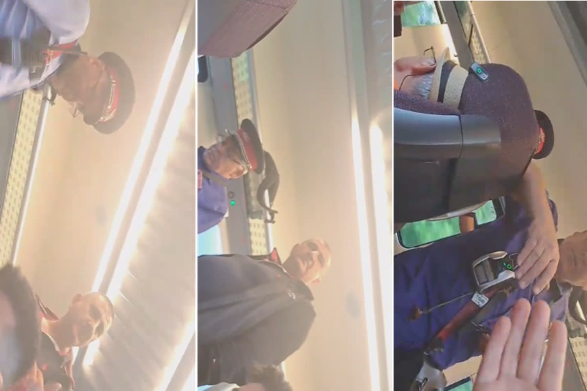 Persoane în civil verificând biletele pasagerilor într-un tren