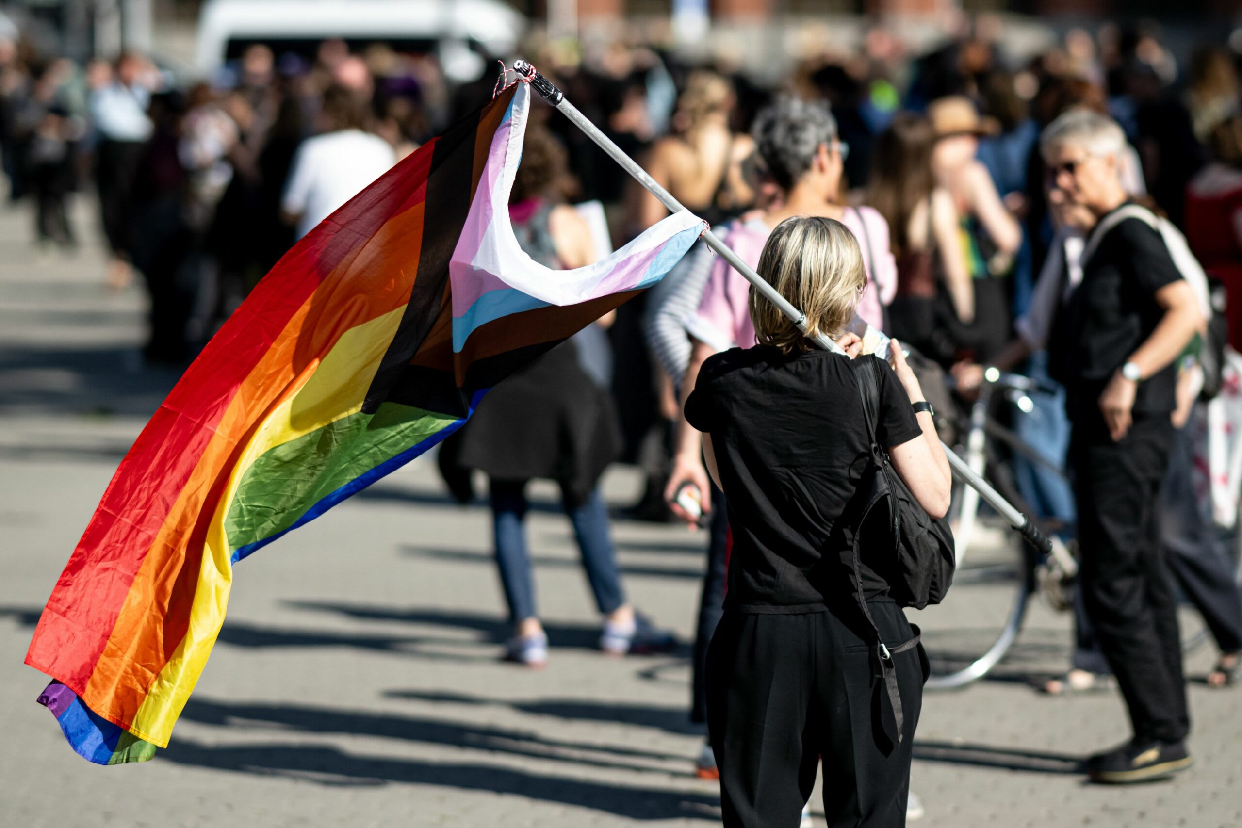 Polițiști și membri comunității LGBTQ+ la parada Pride din Berlin