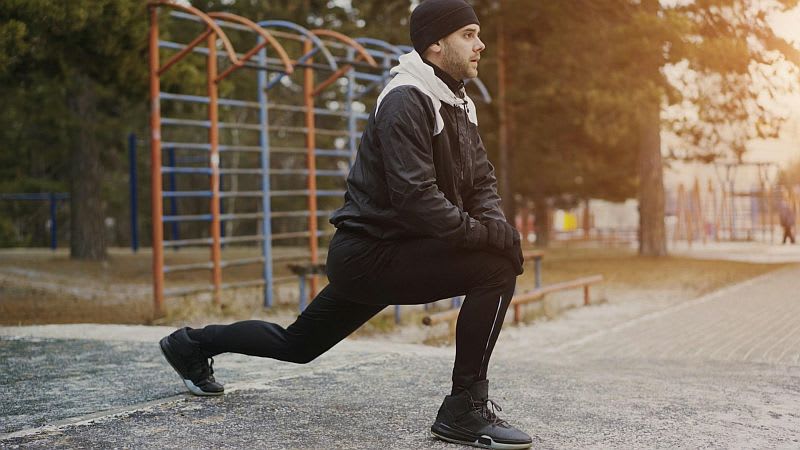 Persoană executând exerciții de mobilitate în sala de sport Persoană executând exerciții de mobilitate în sala de sport