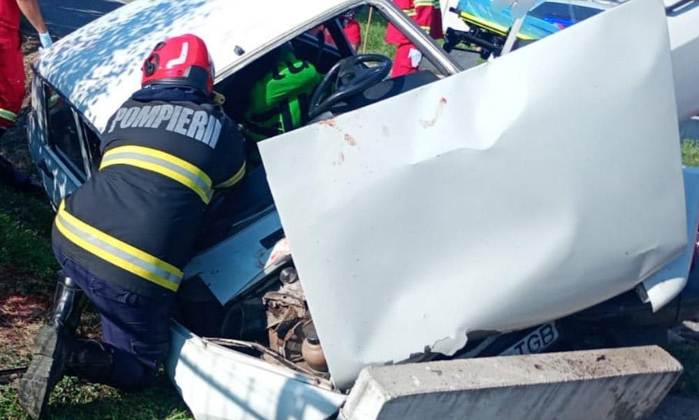 Mașină avariată într-un accident rutier în Argeș