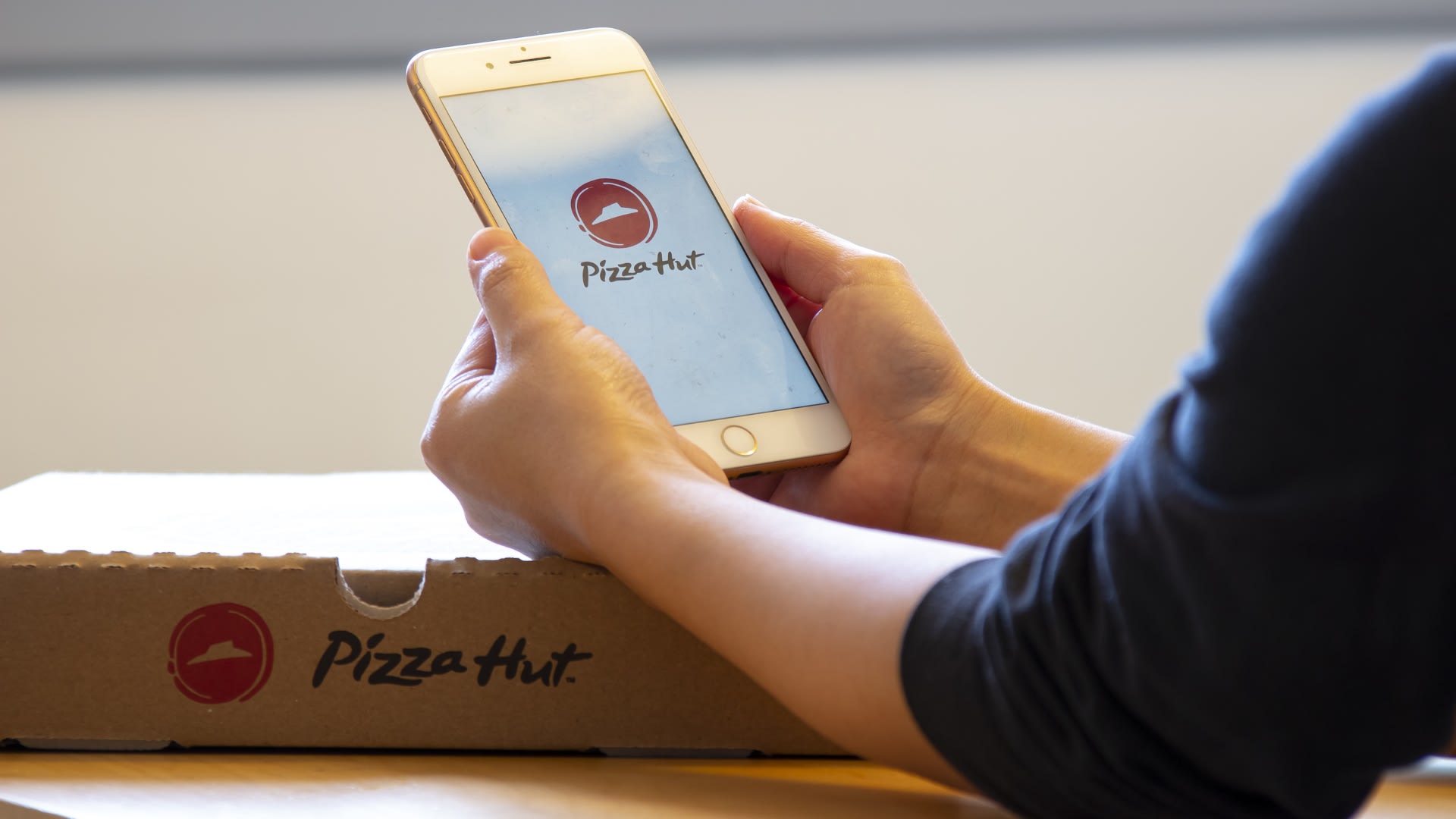 Restaurant Pizza Hut de la Piața Romană, București, în proces de modernizare