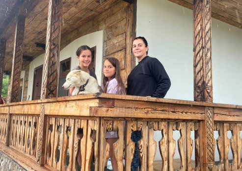 Ramona Watson în natură la Șaru Dornei Ramona Watson în natură la Șaru Dornei