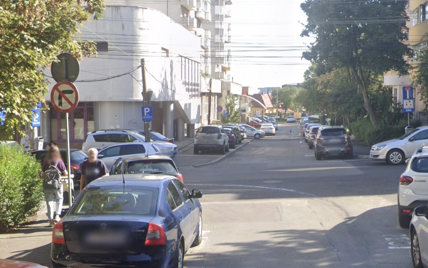 Mașini parcate ilegal pe trotuar în Cluj-Napoca, aproape de sediul Poliției