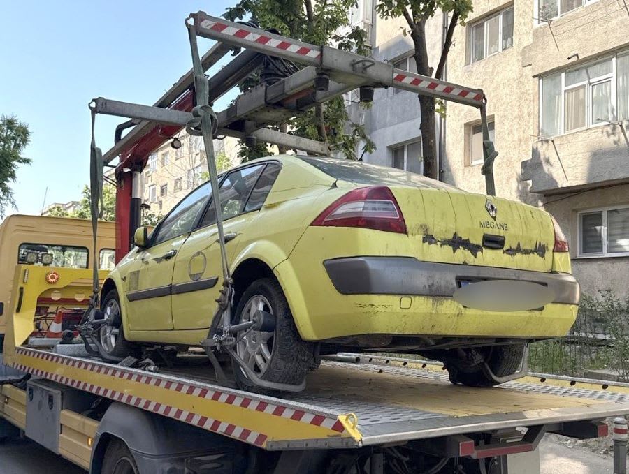 Autovehicule abandonate pe strada Câmpul cu Flori, Constanța