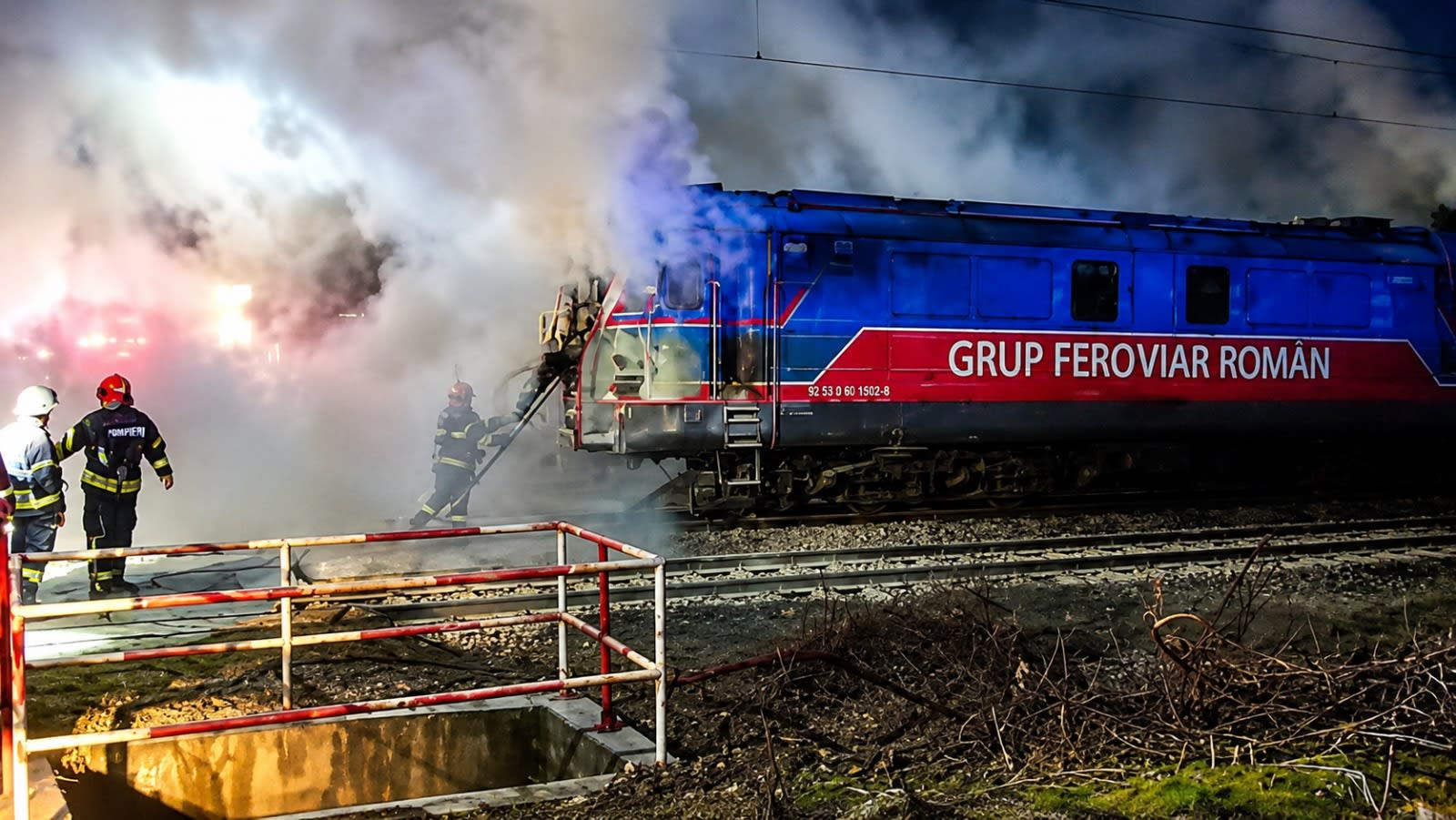 Pompieri argeșeni stingând incendiu la locomotivă în Stâlpeni