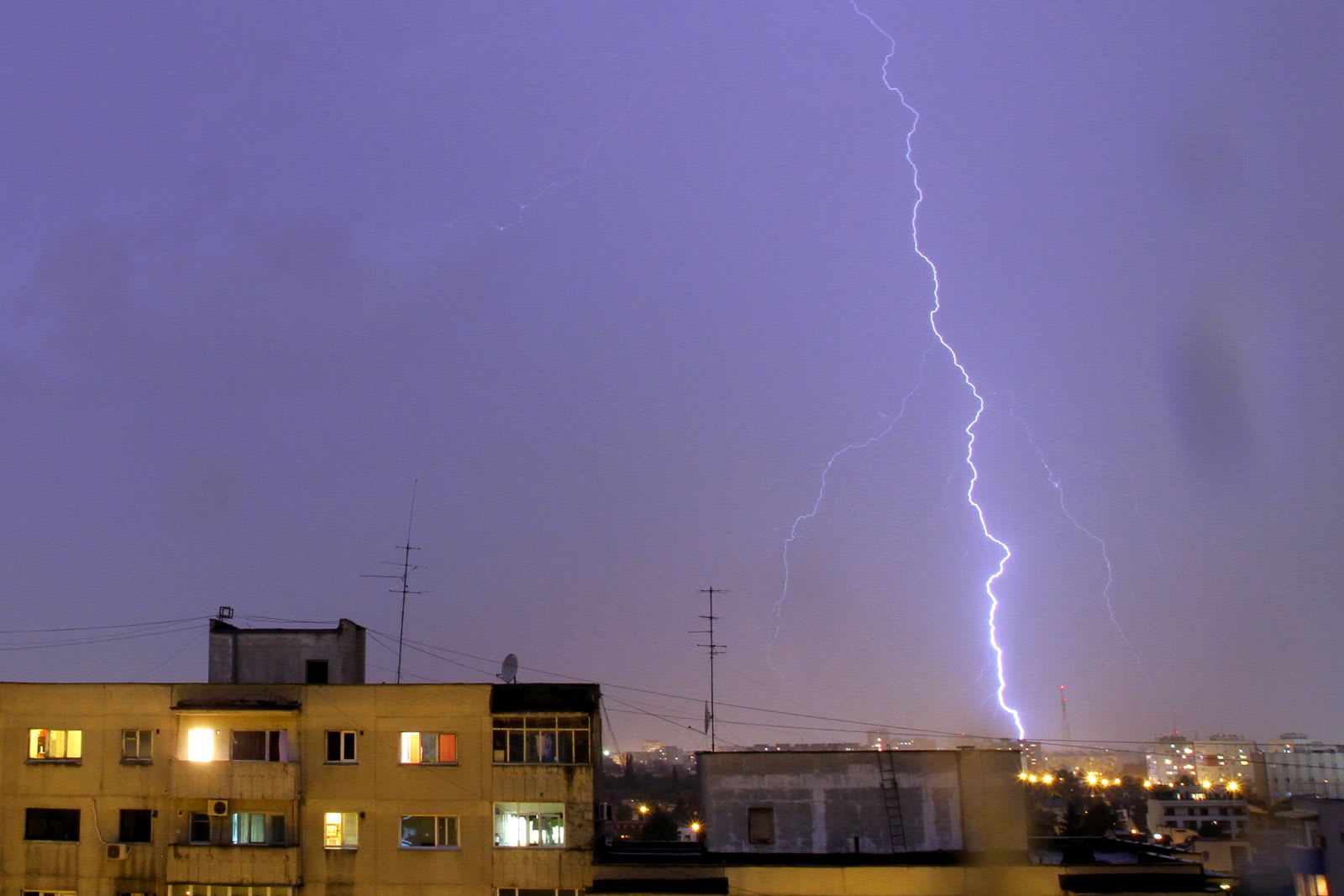 Cer înnorat peste București cu nori și ploi de scurtă durată