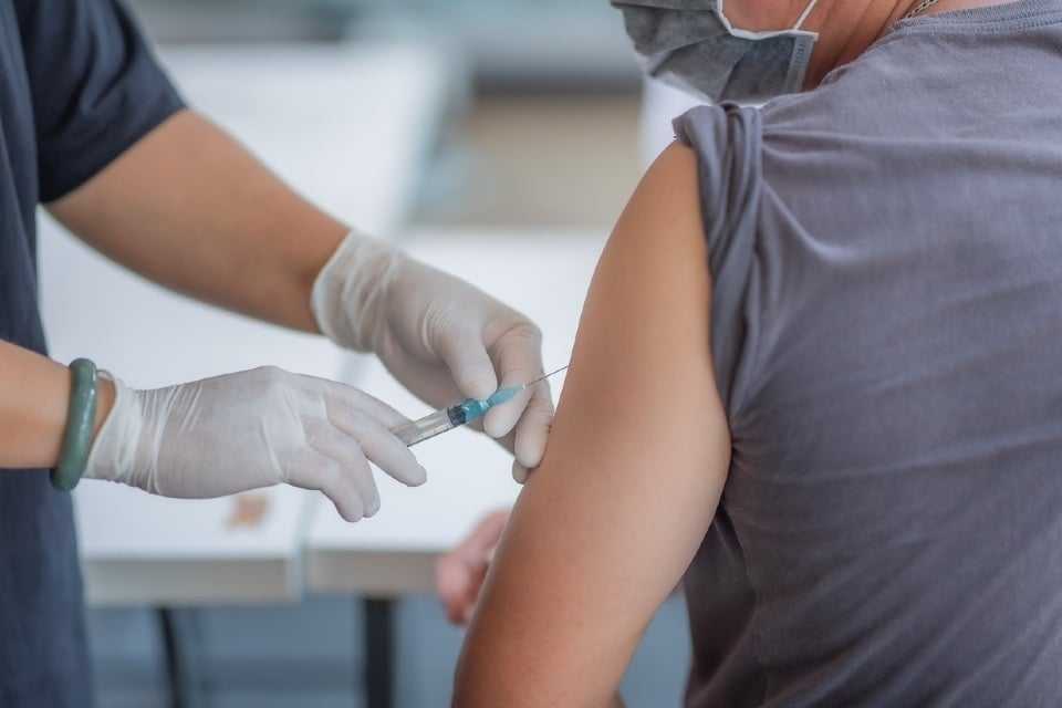 Containere cu doze de vaccin în proces de distrugere, laborator farmaceutic