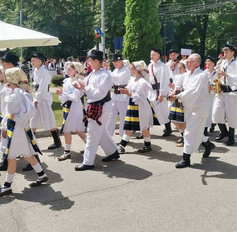 Festival folcloric în Dragomirești, scena și participanți în costum popular