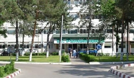 Preot în timpul slujbei de prăznuire a Sfântului Pantelimon la Spitalul Focșani