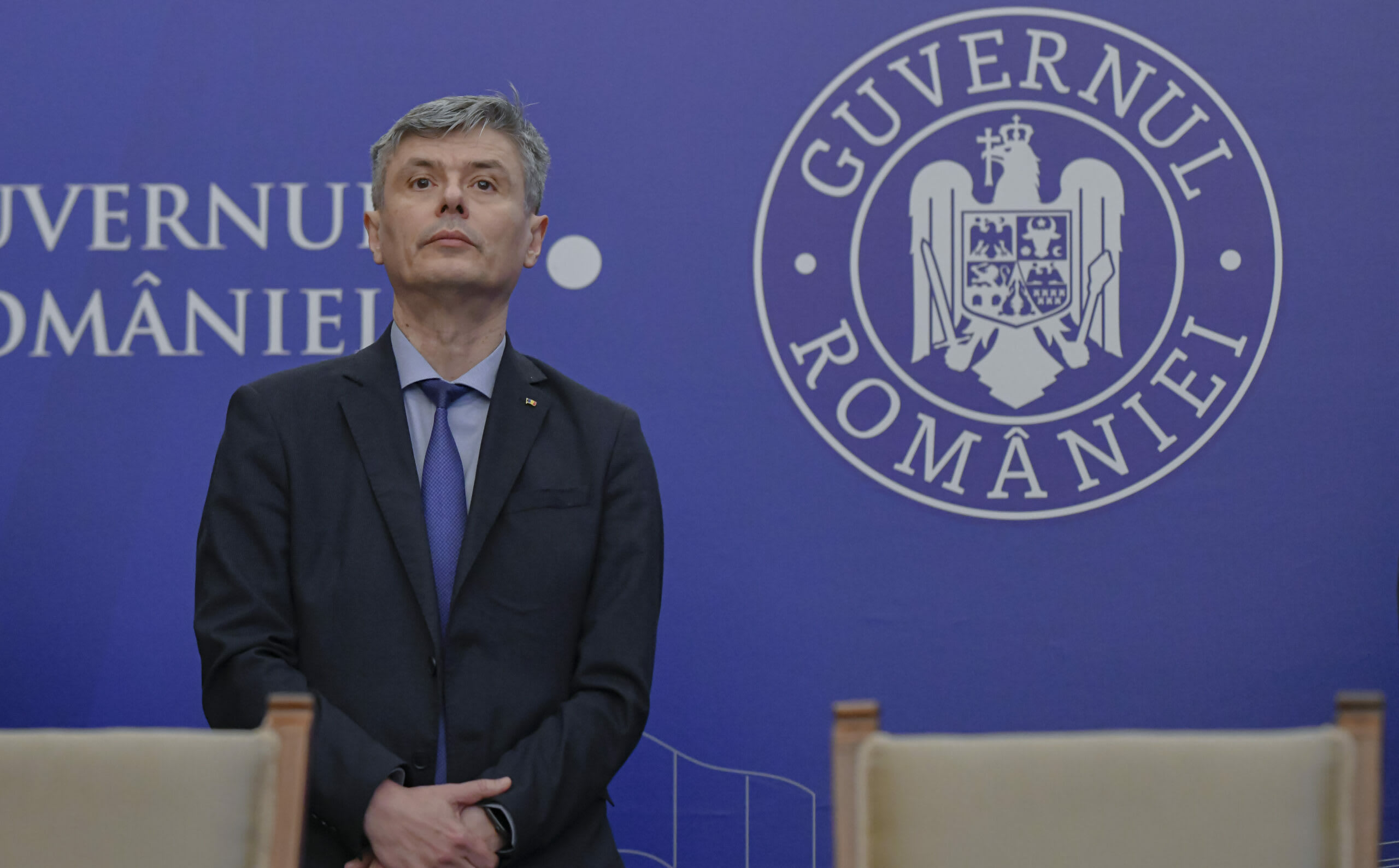 Virgil Popescu în timpul declarației, în fața microfonului
