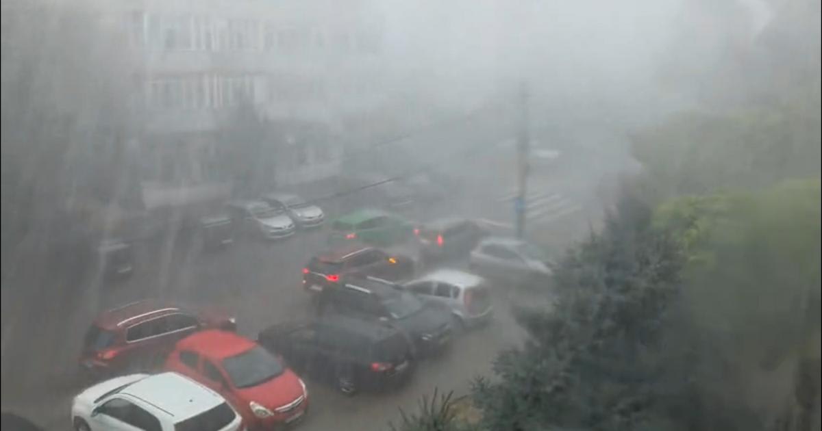 Vânt puternic și ploi torențiale peste zone montane din România