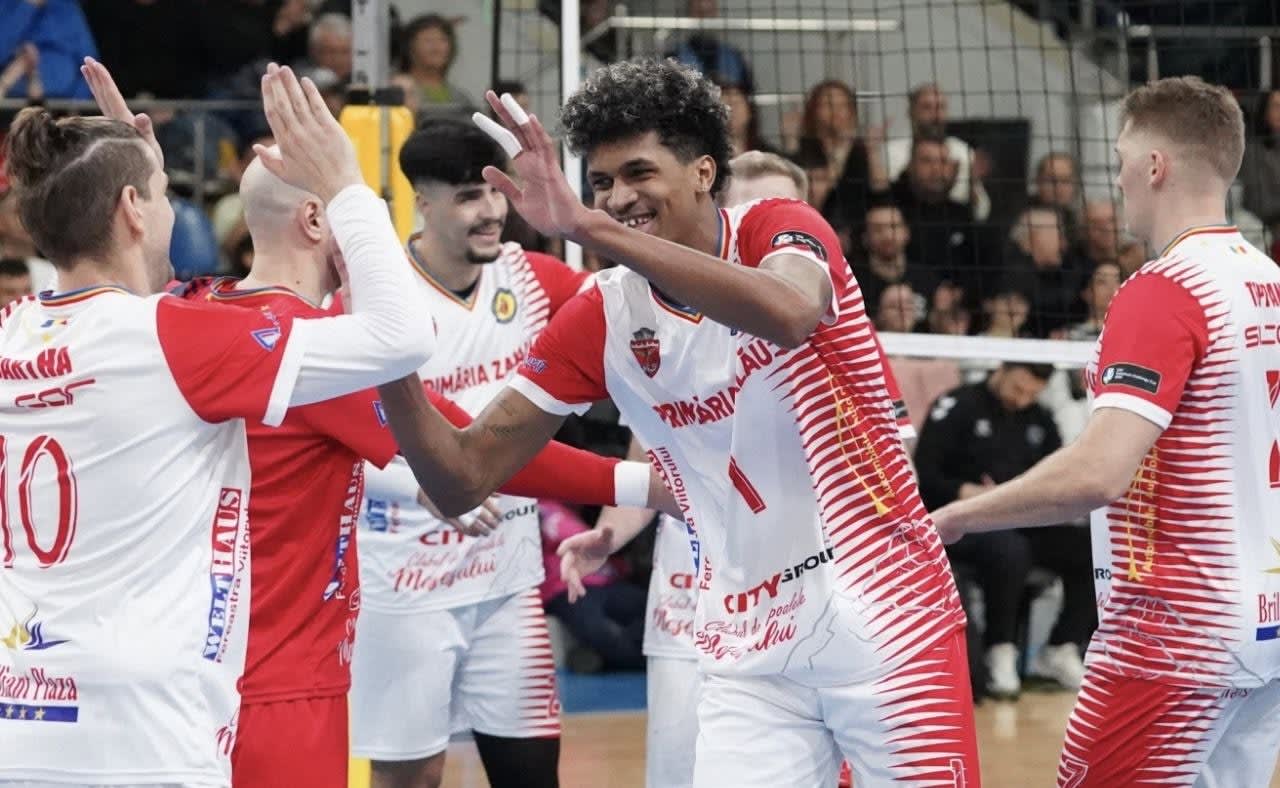 Jucător cubanez în acțiune pe teren de volei