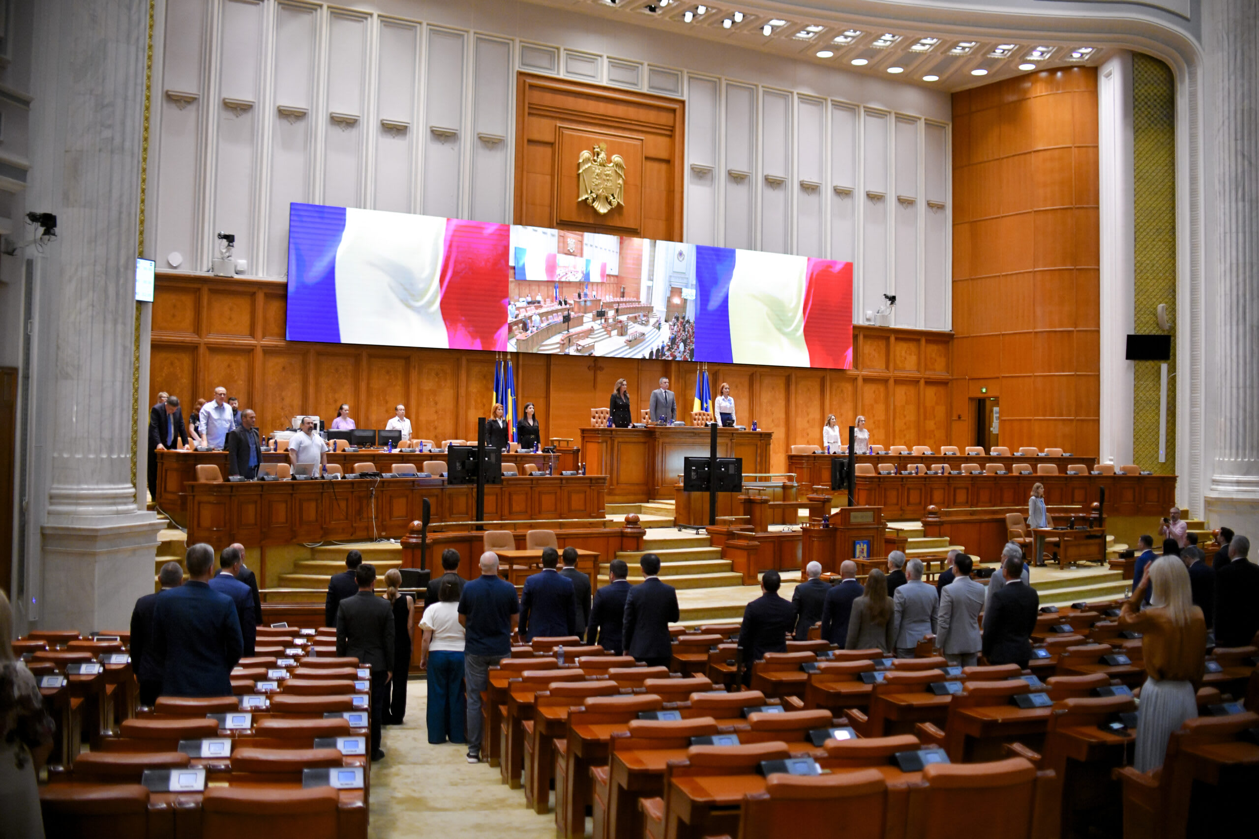 Parlamentul României în sesiune extraordinară, senatori și deputați în dezbatere