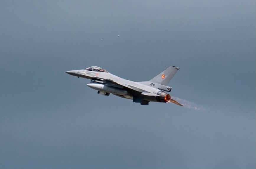 Avioane F-16 românești interceptând o dronă în spațiul aerian
