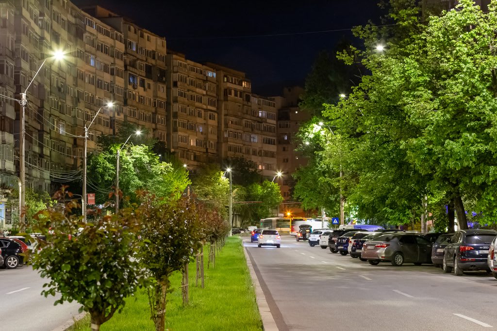 Iluminat public modern cu becuri LED pe stradă din Galați