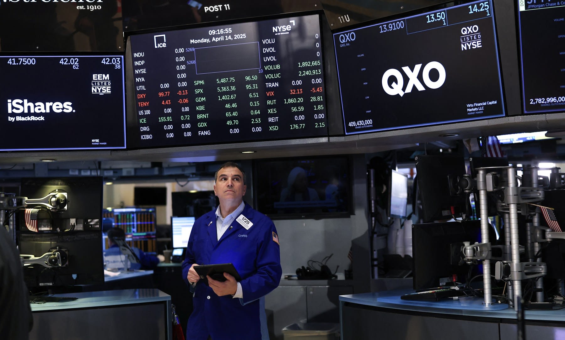 Broker în Bursa de la New York urmărește evoluția indicilor pe ecrane