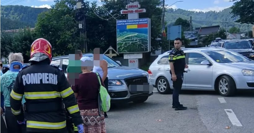 Accident rutier pe DN 15B cu moped și autoturisme, răniți ușor