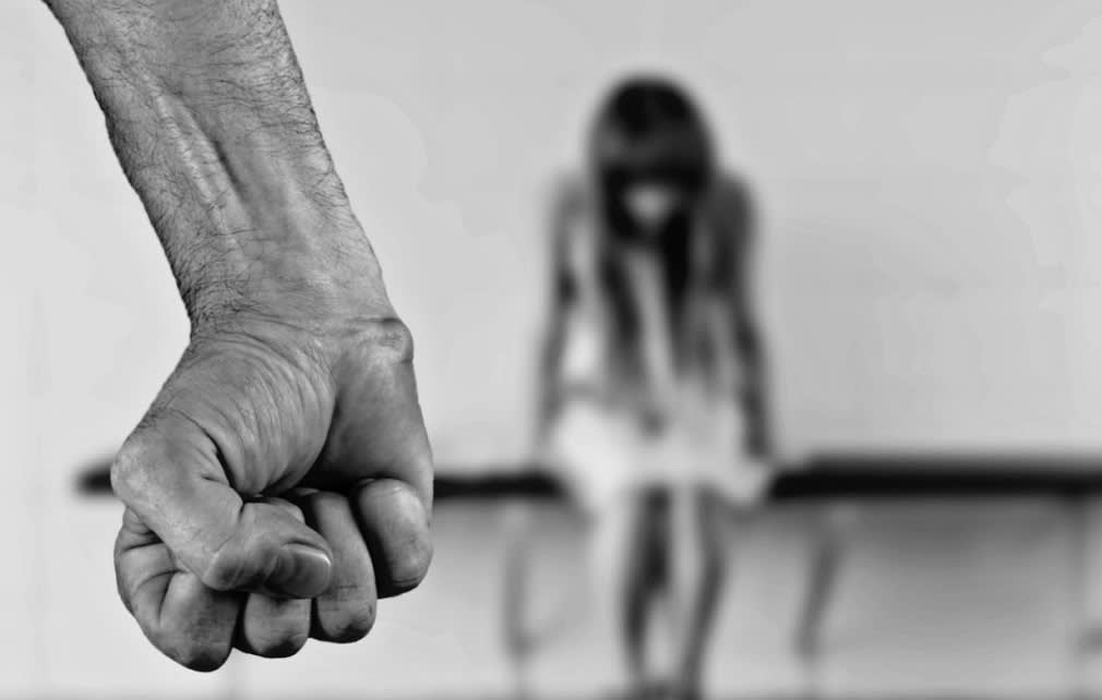Polițiști intervenind în cazul violenței în familie în Petroșani