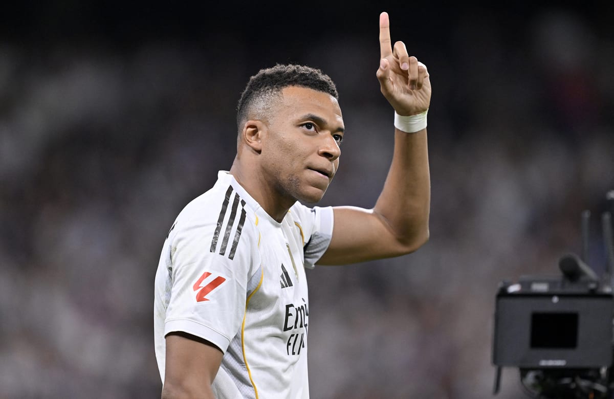 Kylian Mbappe în tricoul naționalei Franței, exprimând emoție după Cupa Mondială Kylian Mbappe în tricoul naționalei Franței, exprimând emoție după Cupa Mondială
