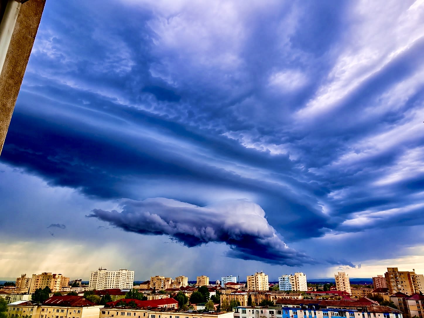 Vânt puternic și ploi torențiale în România, fenomene meteo severe