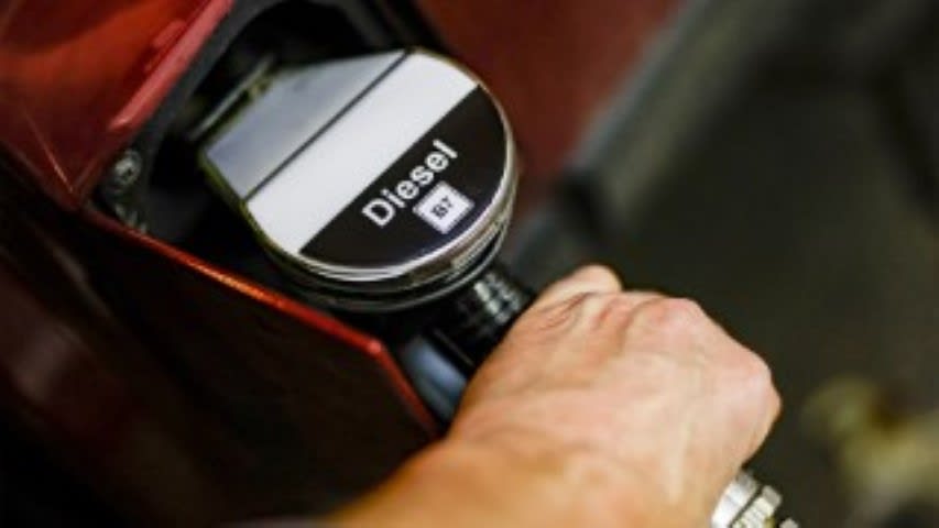 Carneț de benzină și motorină pe un panou de prețuri la pompă