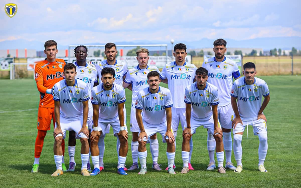 Fotbalist în acțiune pe terenul Petrolului