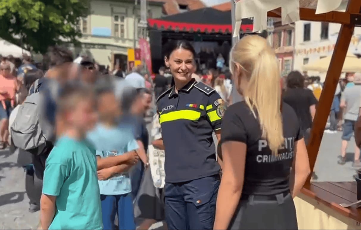 Polițiști din Mureș discutând cu tineri în Cetatea Sighișoarei