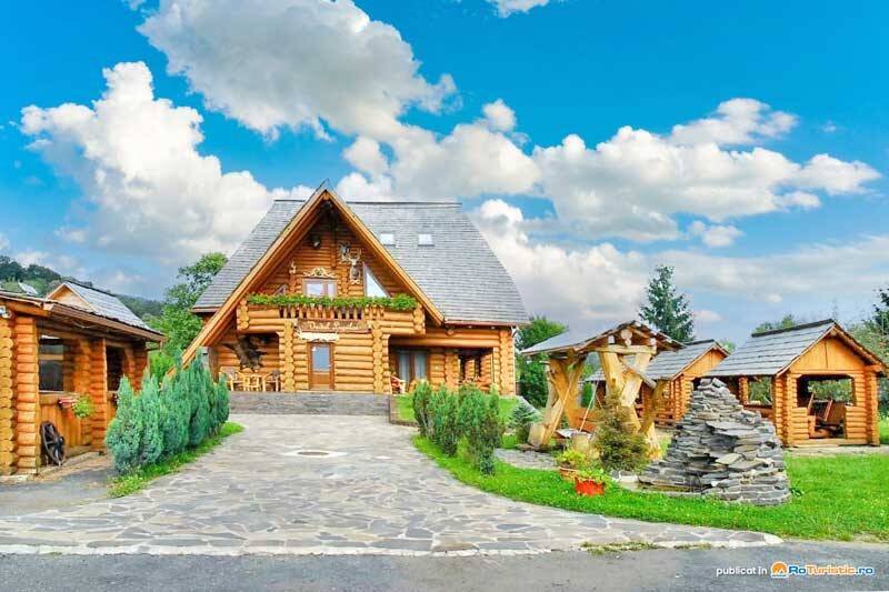 Turiști în zone panoramice din Maramureș