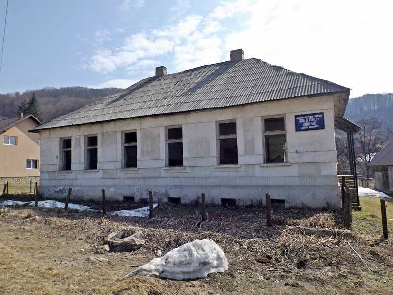 Lucrări de asfaltare în comuna Băiuț, localnici și echipe de muncitori