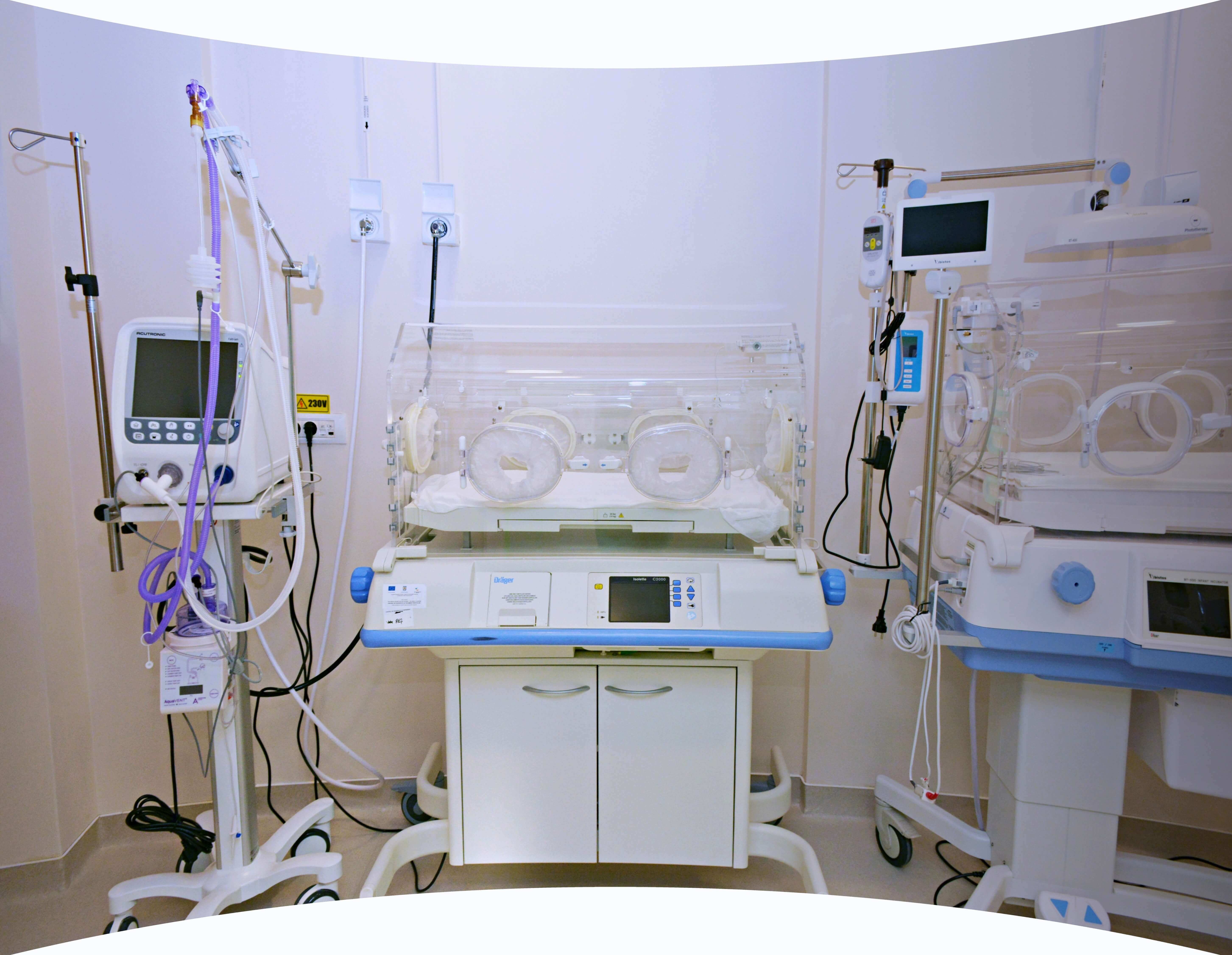 Doctor neonatologie în sala de nașteri dintr-un spital românesc