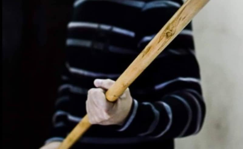 Polițiști gorjeni reținând doi bărbați după agresiune
