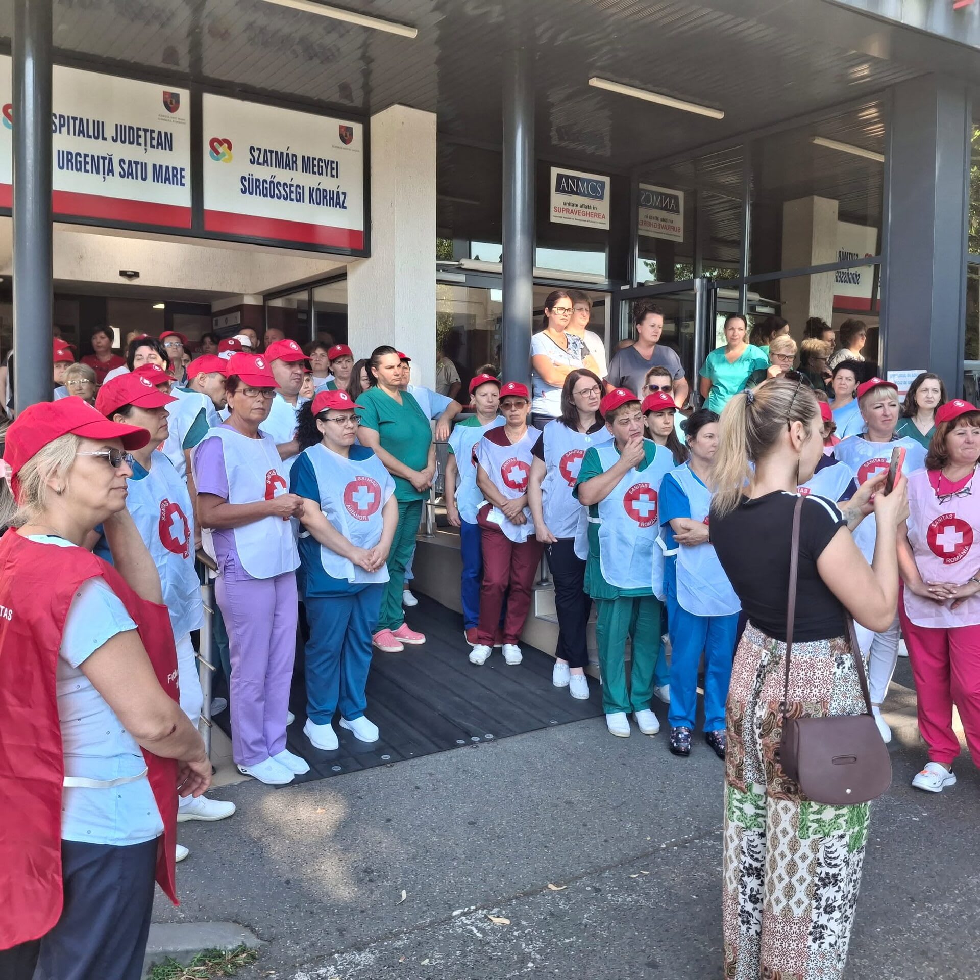 Angajați sanitari protestând în spitalul din Satu Mare